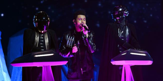 I Daft Punk insieme a The Weeknd durante l&#39;esibizione ai Grammy
