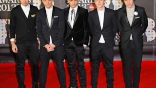 One Direction in gruppo ai Brit Awards 2013