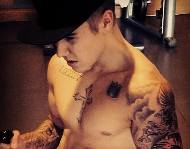 Justin Bieber senza maglietta in palestra