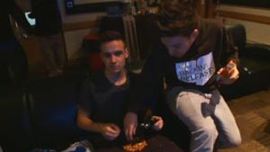 Liam e Lous dei One Direction mangiano noccioline