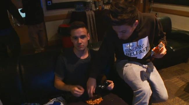 Liam e Lous dei One Direction mangiano noccioline