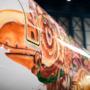 Il disegno raffigurato nelle fiancate dell'aereo del Tomorrowland.
