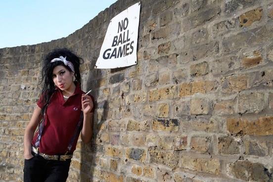 Amy Winehouse nel giardino
