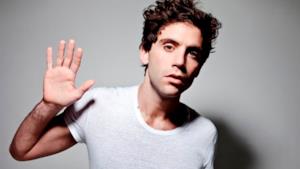 Mika con maglietta bianca per i diritti dei gay