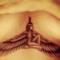 Rihanna: un tatuaggio di Iside sotto il seno in onore della nonna [FOTO]