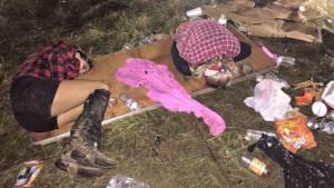 Due ragazze dormono nel fango fuori da TomorrowWorld