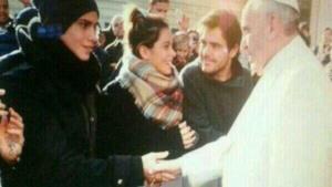 Papa Francesco stringe la mano