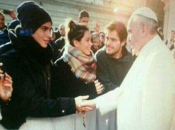 Papa Francesco stringe la mano