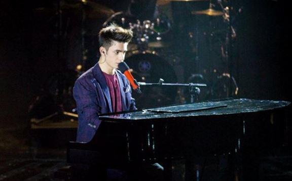 Luca canta sul palco di X Factor Italia