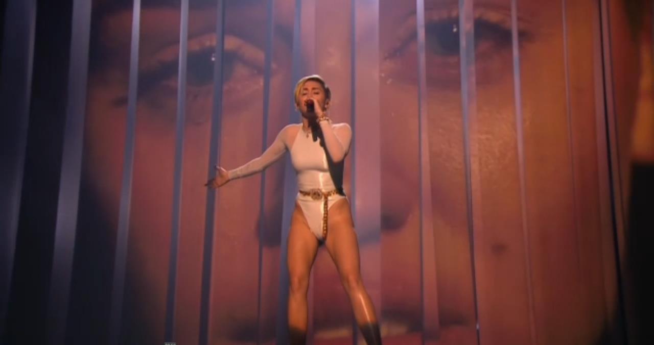 Miley Cyrus Sexy Outfit MTV ema Awards - 5