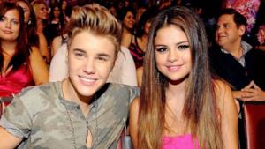 Justin Bieber e Selena Gomez abbracciati a un evento