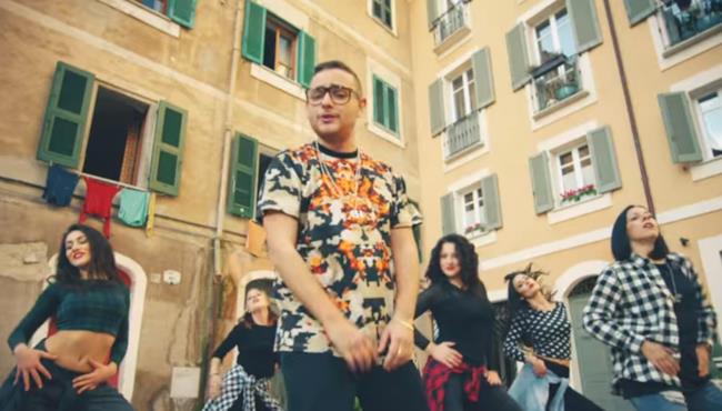 Rocco Hunt - Wake Up: video ufficiale Uno screenshot tratto dal video ufficiale di Wake Up di Rocco Hunt