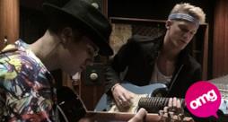 Justin Bieber e Cody Simpson suonano la chitarra in studio di registrazione