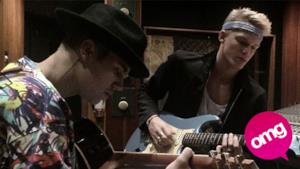 Justin Bieber e Cody Simpson suonano la chitarra in studio di registrazione