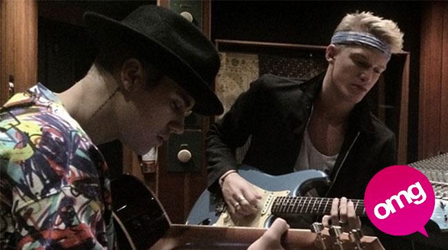 Justin Bieber e Cody Simpson suonano la chitarra in studio di registrazione