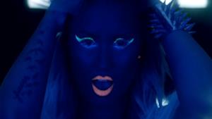 Demi Lovato sexy e con i capelli blu nel video di Neon Lights