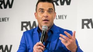 Robbie Williams durante la conferenza stampa del 6 ottobre 2015