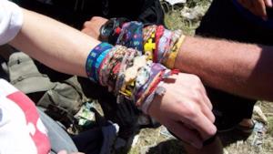 I braccialetti che si distribuiscono all'ingresso dei festival