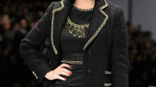 Il look di Katy Perry, modella per Moschino