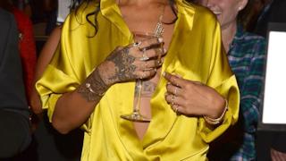 Rihanna champagne e collana di diamanti