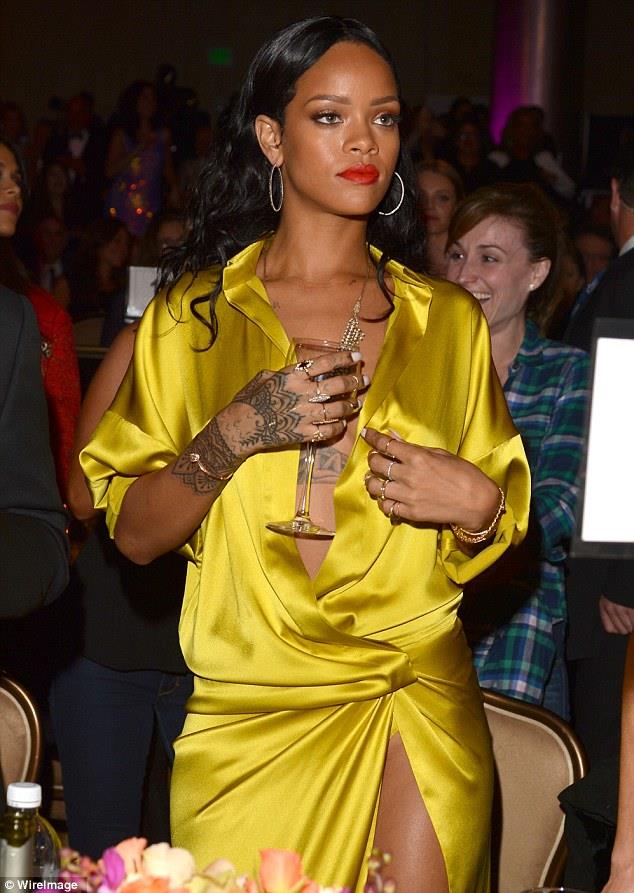 Rihanna champagne e collana di diamanti