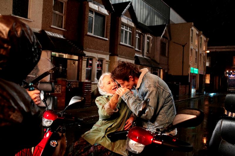 Una nonnina stupita riceve un bacio da un componente dei One Direction