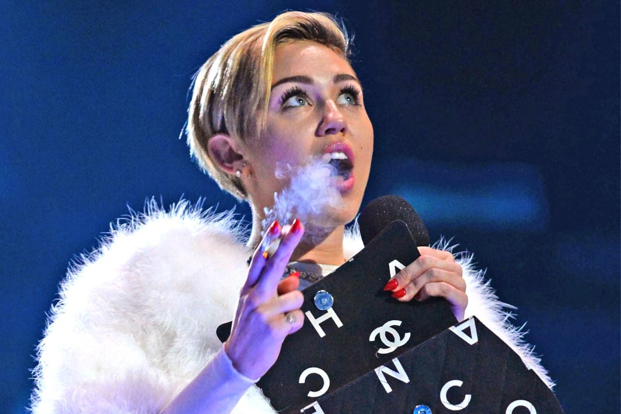 Miley Cyrus Fuma una canna - 3