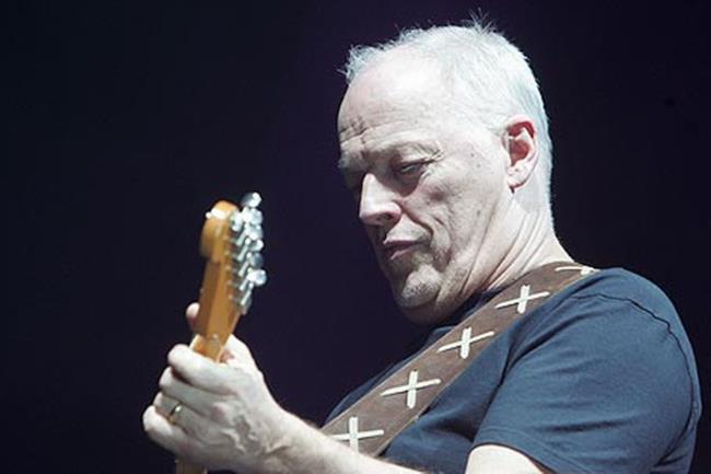 David Gilmour imbraccia una Fender
