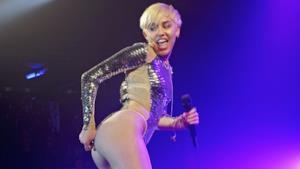 Miley Cyrus mostra il sedere al GAY Club di Londra