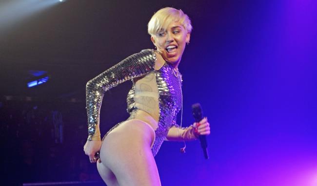 Miley Cyrus mostra il sedere al GAY Club di Londra