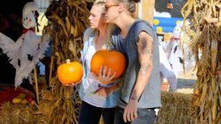 Harry Styles e Erin Foster con le zucche in mano