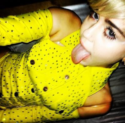 Miley Cyrus fa la linguaccia ubriaca