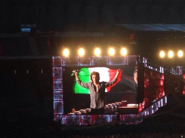 Harry sul palco con la bandiera italiana