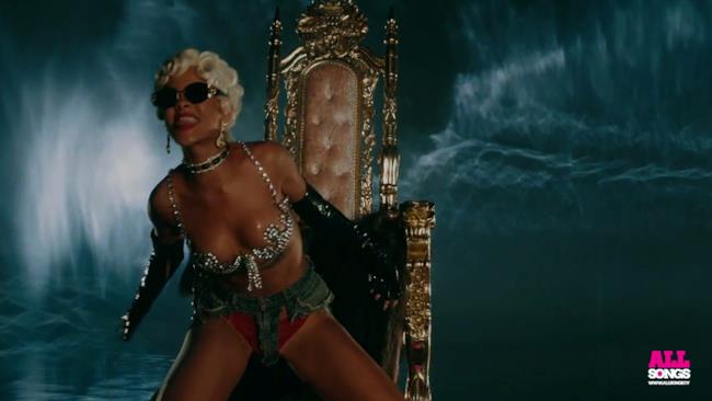 Rihanna - Pour It Up i momenti hot del video - 1
