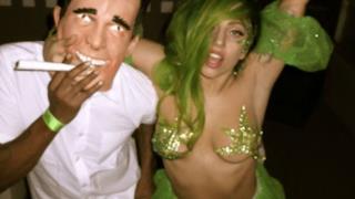 Lady Gaga vestita da marijuana Halloween 2012 foto - 4