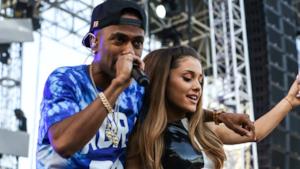 Big Sean abbraccia Ariana Grande sul palco