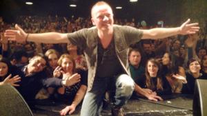 Gigi D'Alessio con i ragazzi del fan clun