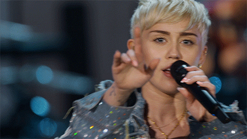 Miley Cyrus canta Wrecking Ball
