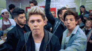 One Direction cantano insieme in un locale dove vendono kebab