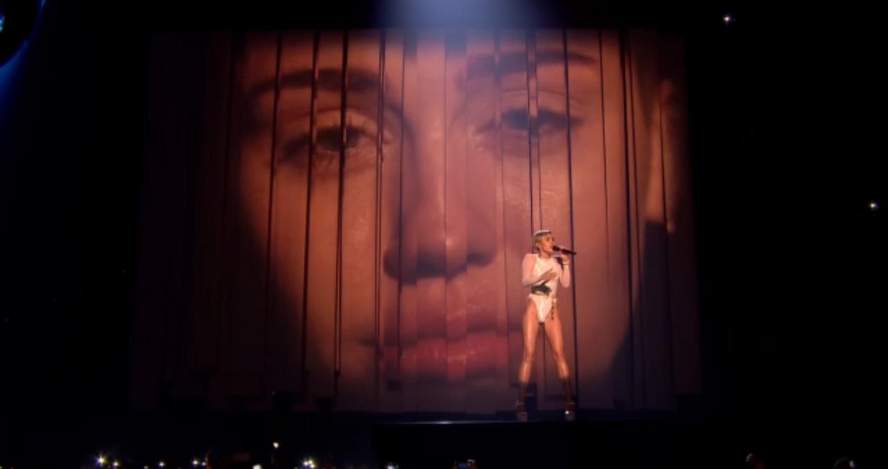 Miley Cyrus Sexy Outfit MTV ema Awards - 9