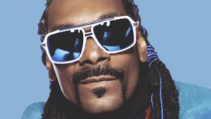 Primo piano di Snoop Dogg con occhiali da sole