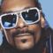 Primo piano di Snoop Dogg con occhiali da sole