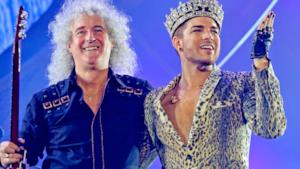 Brian May dei Queen + Adam Lambert durante il tour 2014