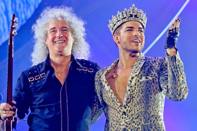 Brian May dei Queen + Adam Lambert durante il tour 2014