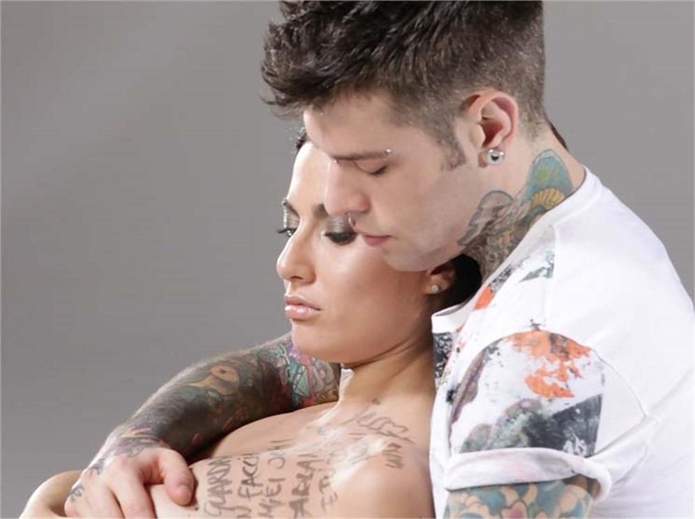 Fedez tocca le tette alla fidanzata?