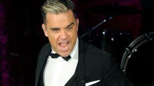 Robbie Williams si esibisce da solo