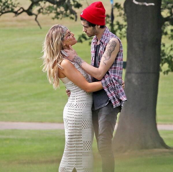 Zayn Malik guarda negli occhi Perrie Edwards