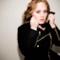 Adele parla con voce robotica, per far riposare la gola
