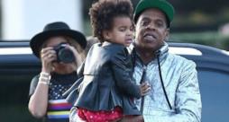 Jay-Z con la figlia Blue Ivy in braccio