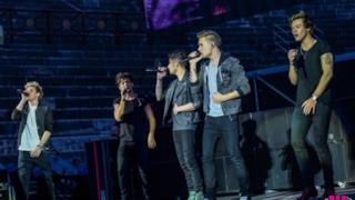 One Direction cantano sul palco